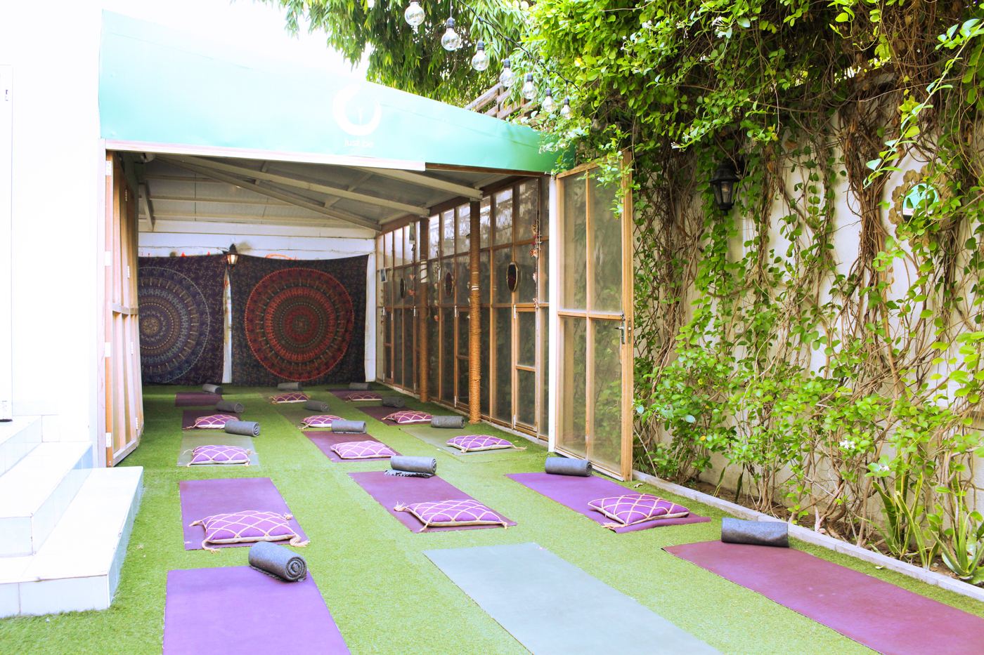 Solar Plexus: Yoga mats · 25–30 people