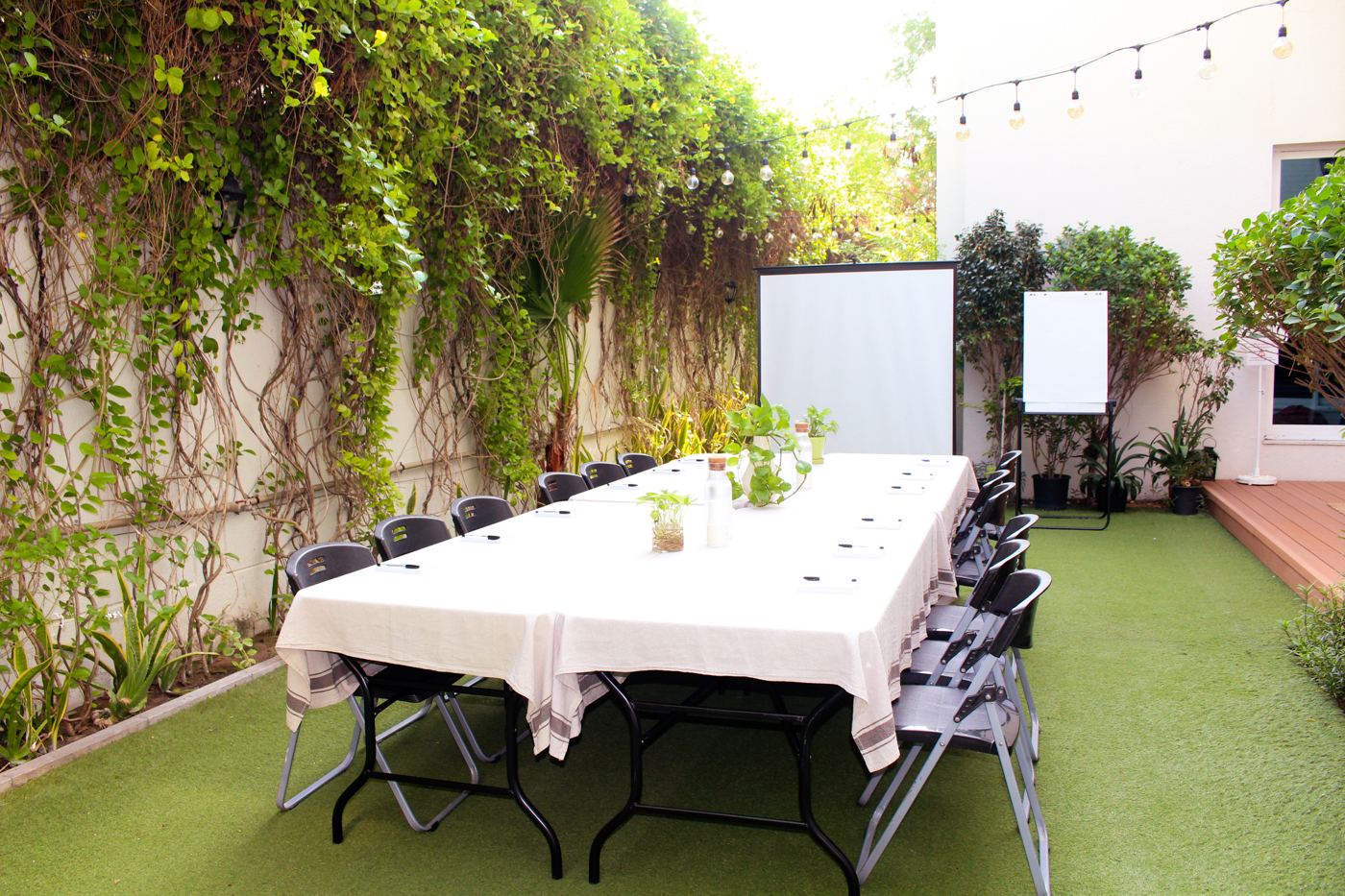 Solar Plexus: Table & chairs · 35–40 people